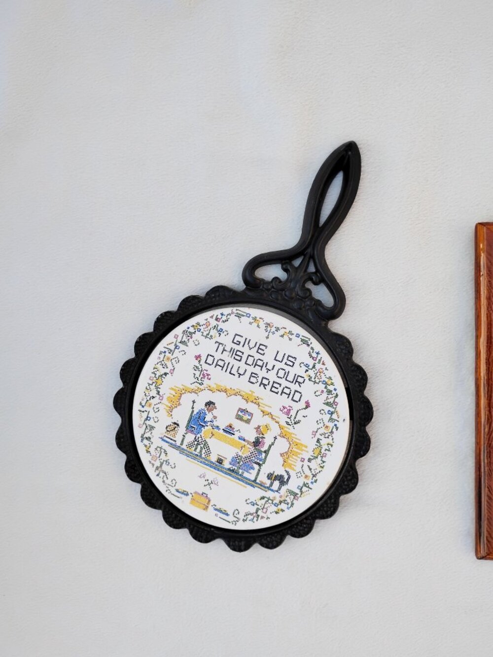 Lot of 2 Vintage Trivet Pot Holder & Wood Wall Signage Plaque Encouraging Decor - Picture 3 of 16